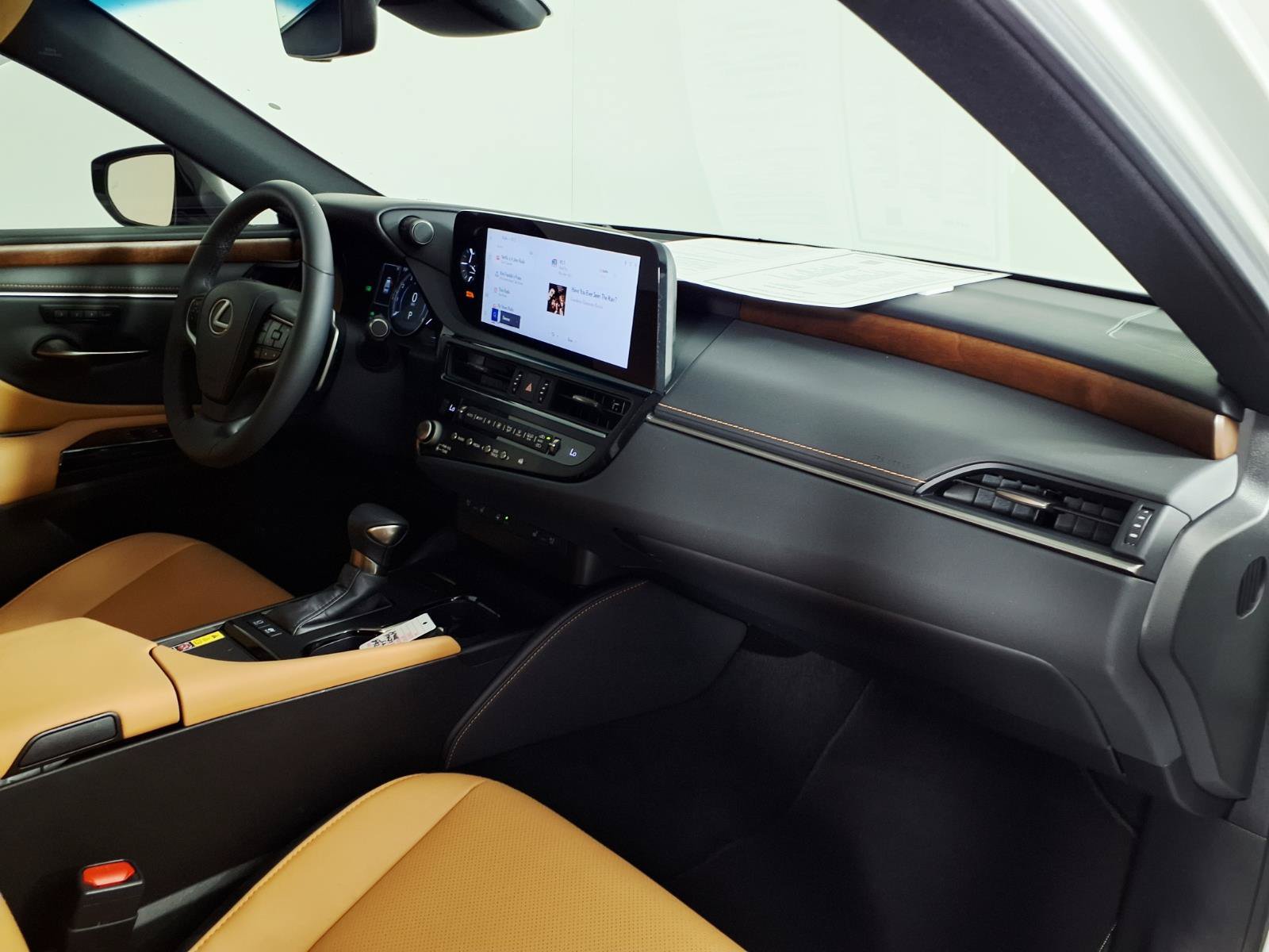 Used 2025 Lexus ES 300h w/ Premium Package FWD image 9