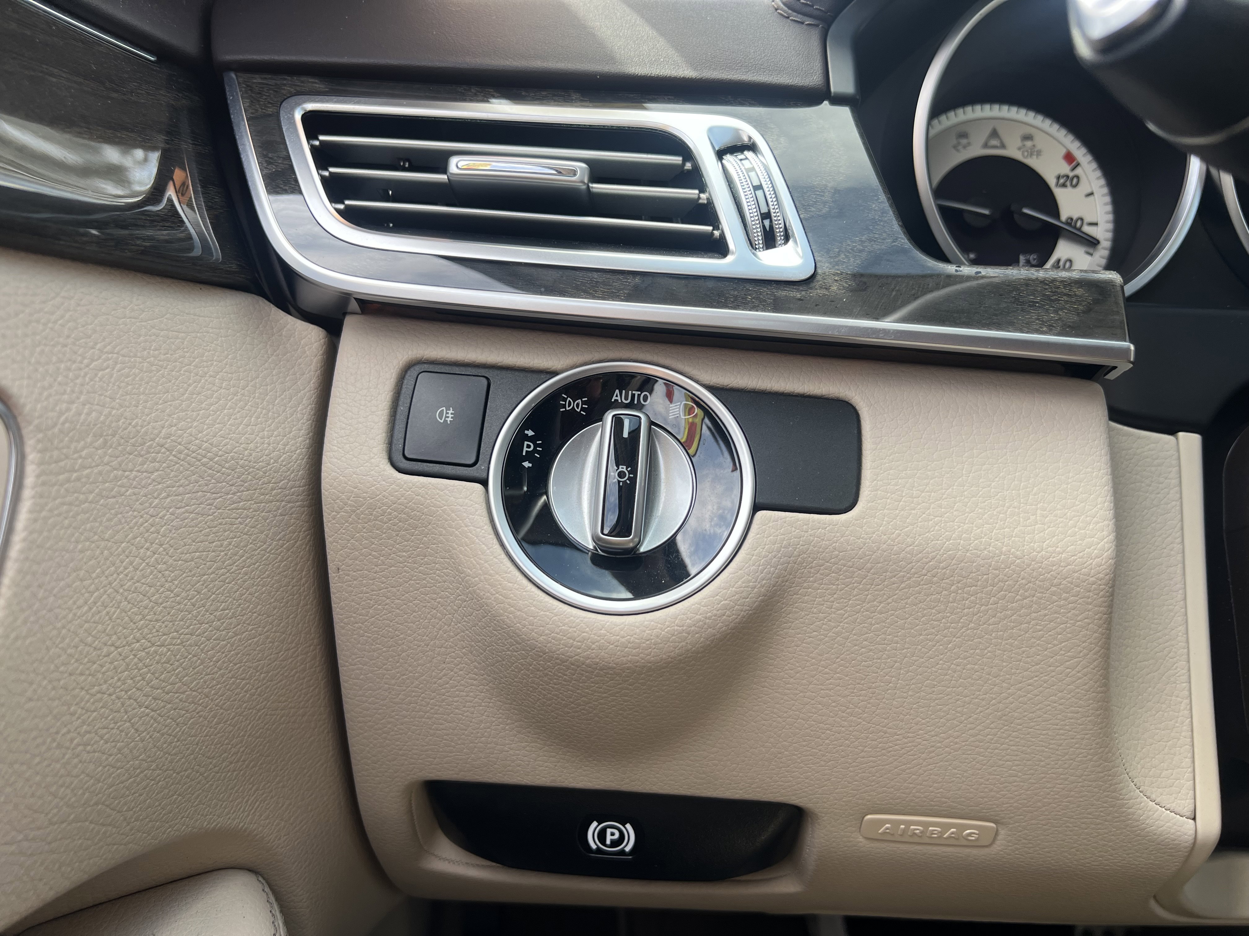 Used 2015 Mercedes-Benz E 400 Sedan w/ Driver Assistance Package image 24