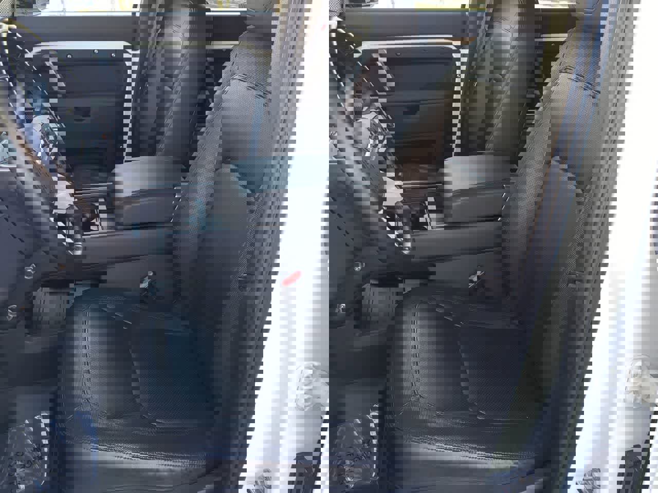 Used 2024 Land Rover Defender 130 X-Dynamic SE image 16