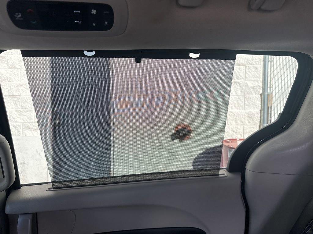 Used 2023 Chrysler Pacifica Touring-L image 8