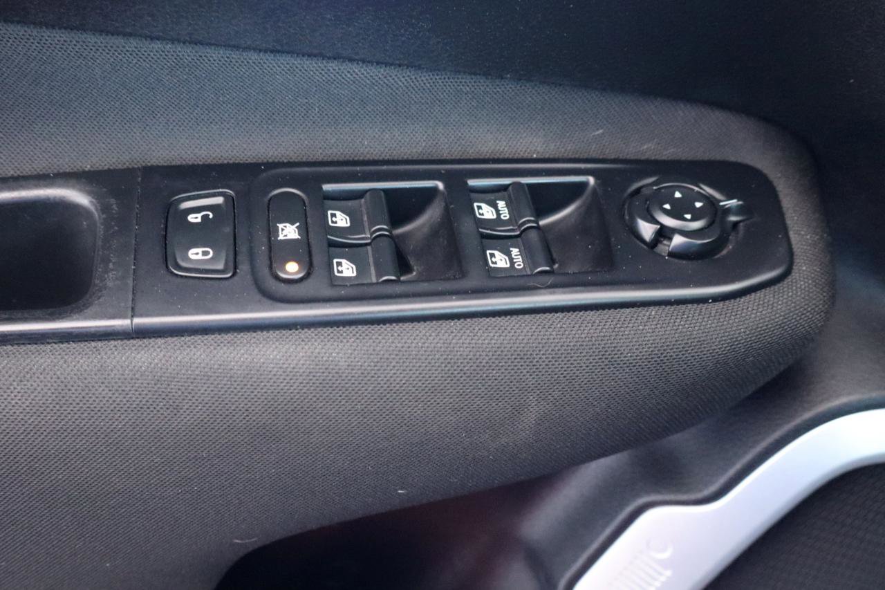 Used 2018 Jeep Renegade Latitude w/ Popular Equipment Group FWD image 27