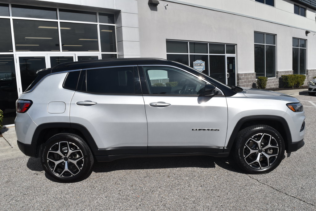 Used 2025 Jeep Compass Limited AWD/4WD image 2