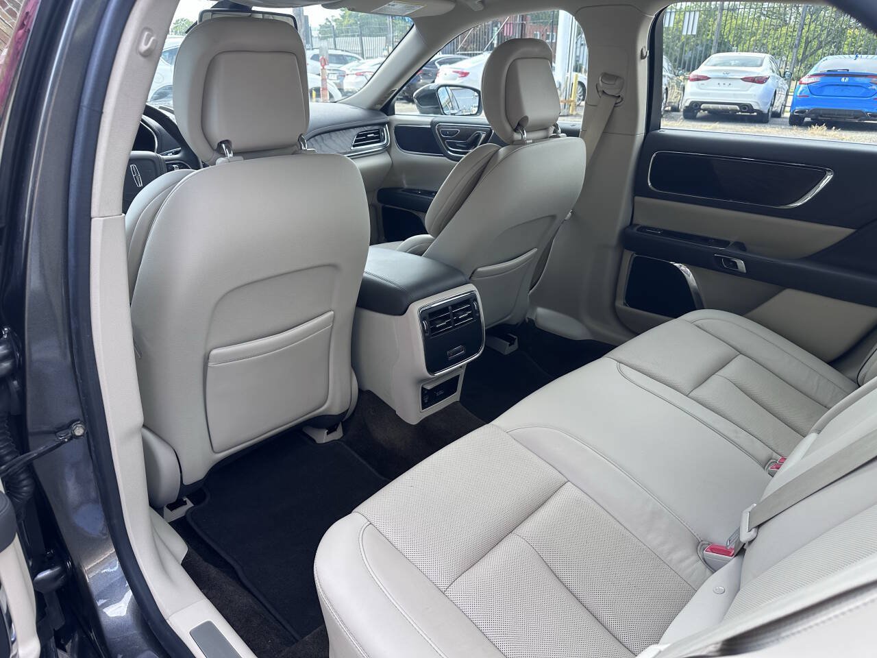 Used 2018 Lincoln Continental Select w/ Continental Climate Package FWD image 34