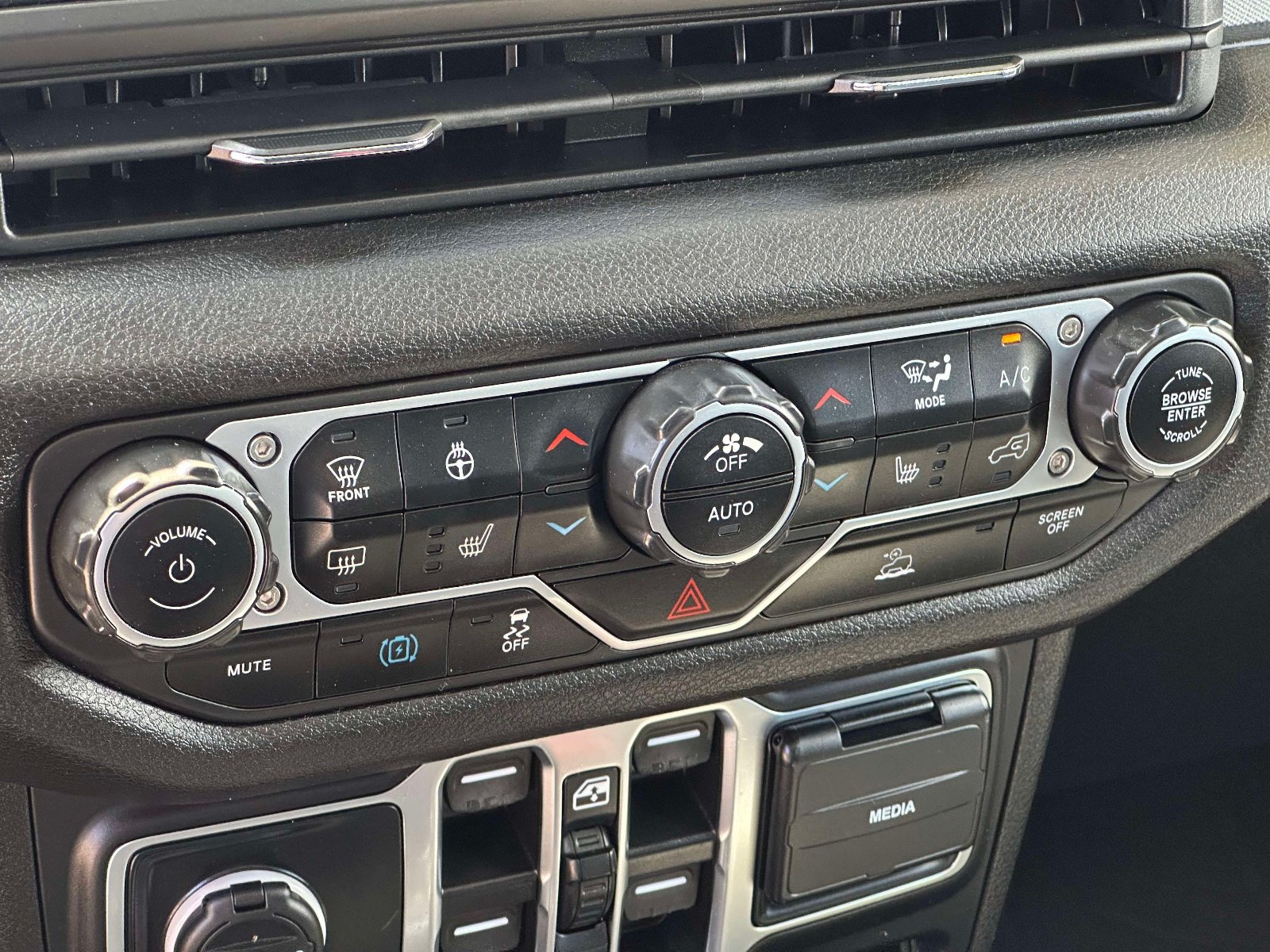 Used 2024 Jeep Wrangler Unlimited AWD/4WD image 29