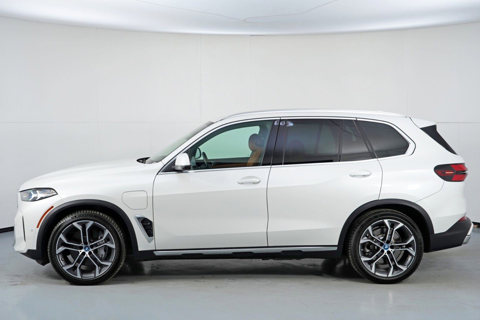 Used 2024 BMW X5 xDrive50e w/ Parking Assistance Package AWD/4WD image 54