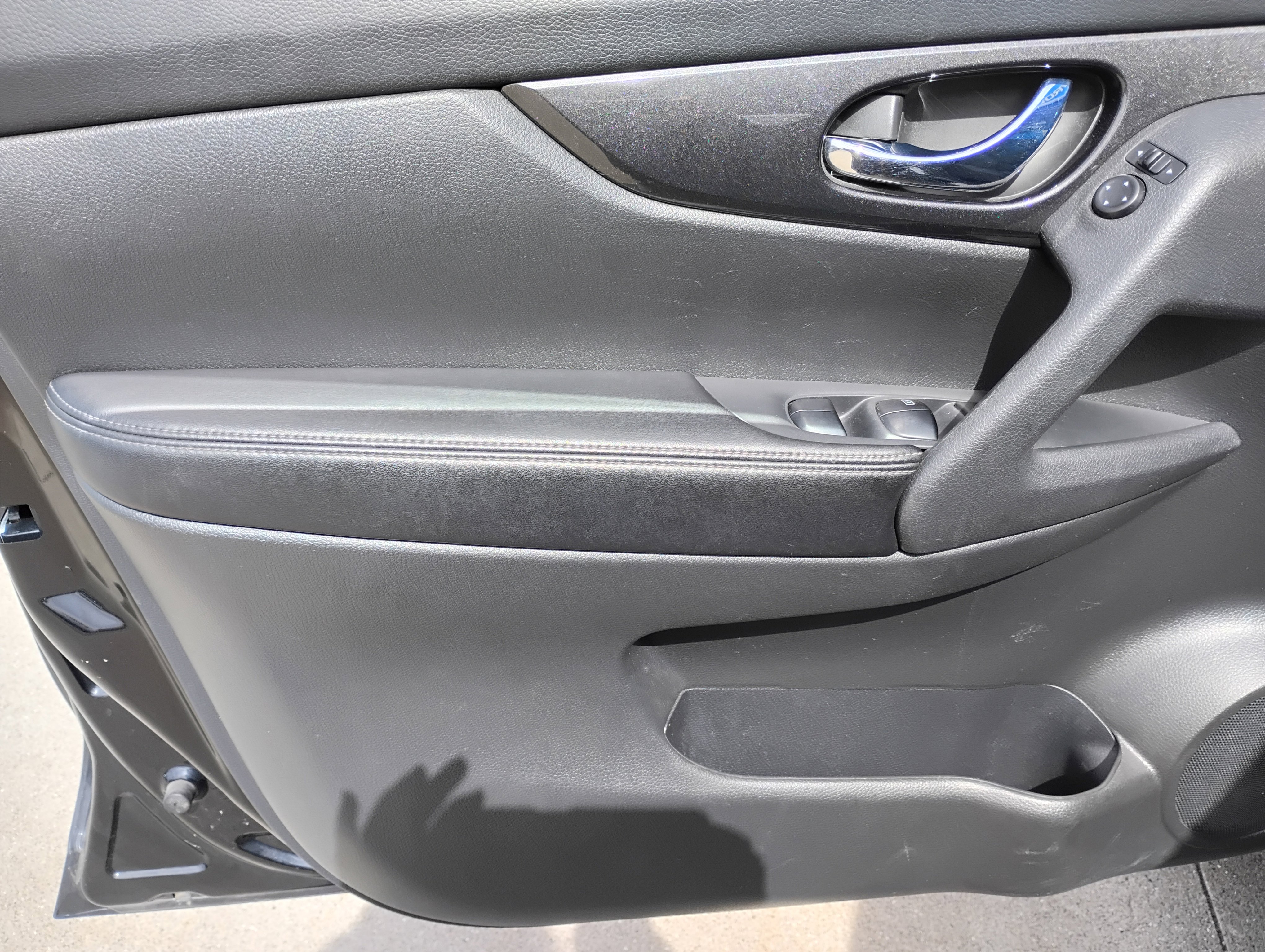 Used 2017 Nissan Rogue SV w/ Midnight Edition Package FWD image 14