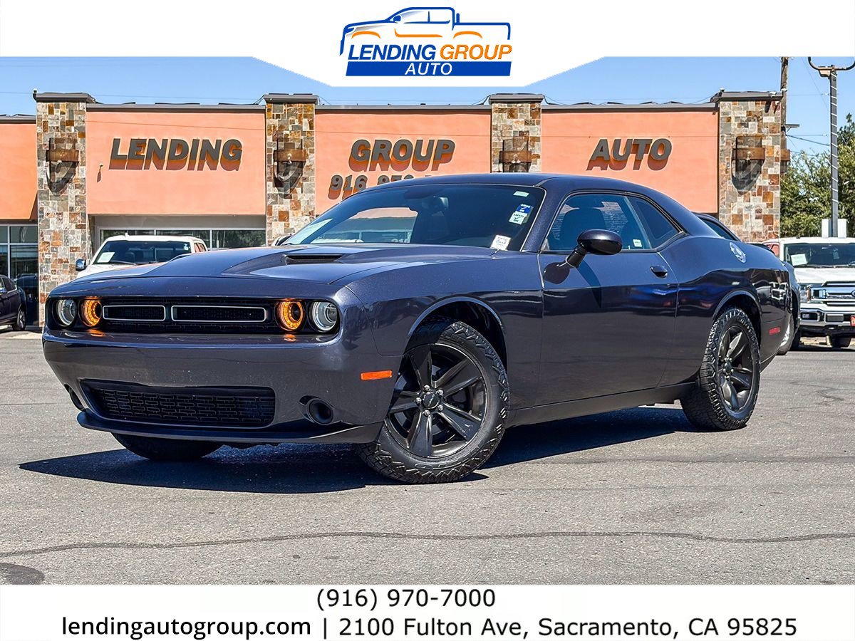 Used 2016 Dodge Challenger SXT RWD image 1
