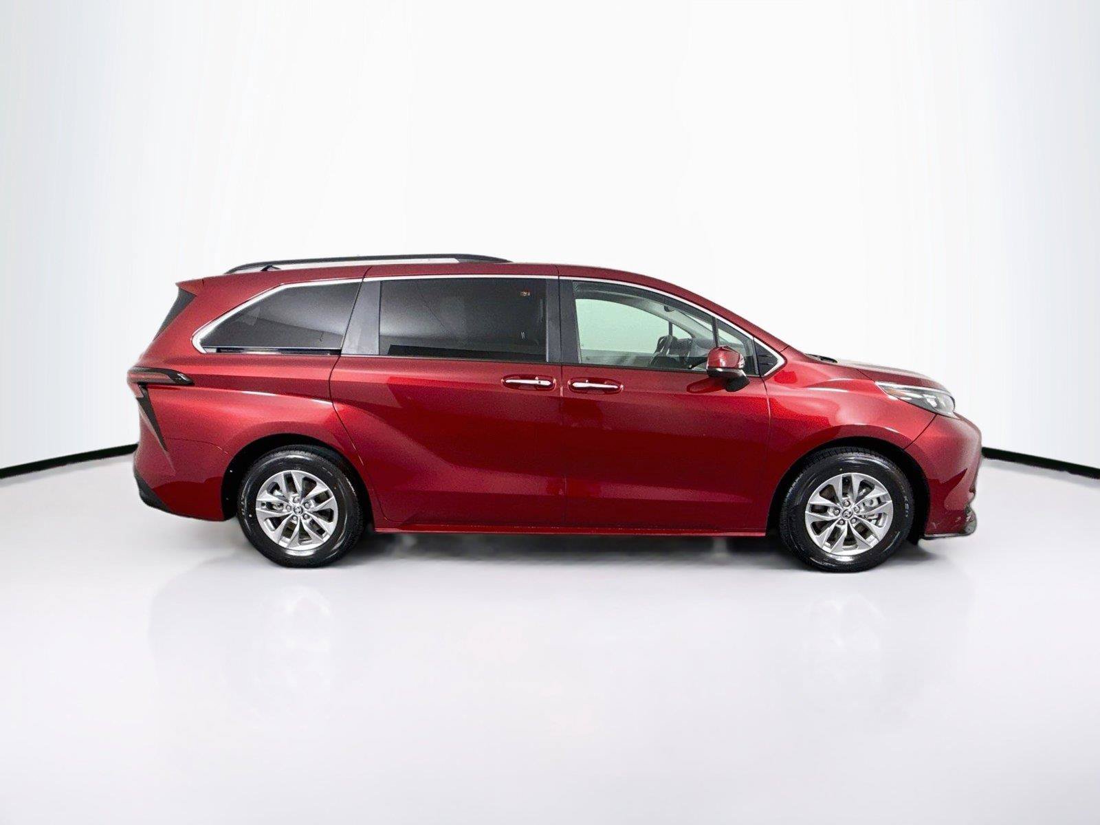 Certified 2026 Toyota Sienna XLE FWD image 11