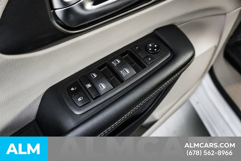 Used 2024 Chrysler Pacifica Select image 48