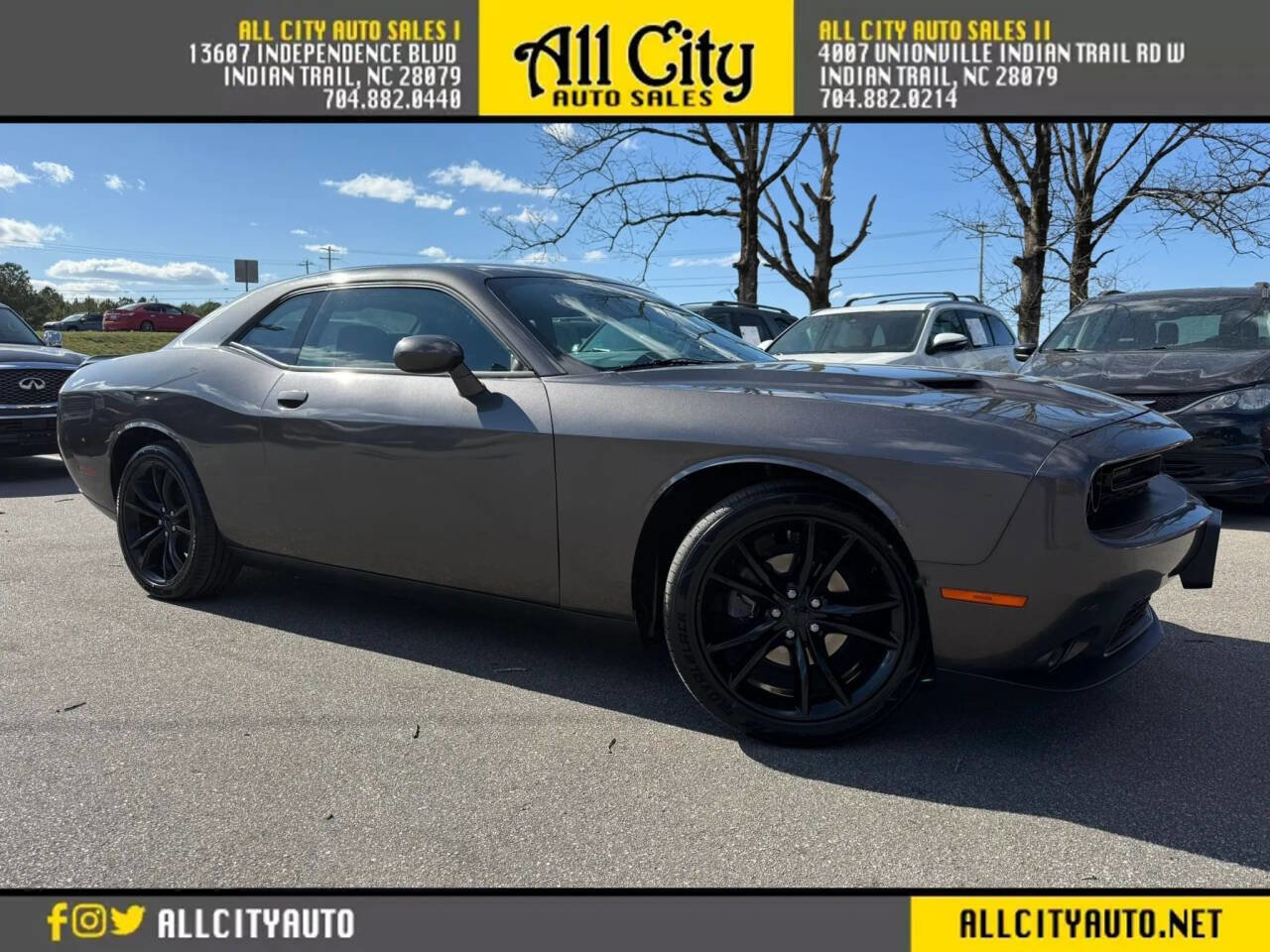 Used 2016 Dodge Challenger SXT w/ Blacktop Package RWD image 1