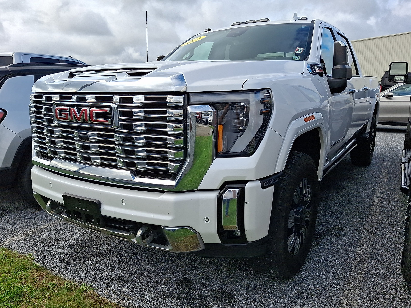 Used 2024 GMC Sierra 2500 Denali w/ Denali Reserve Package AWD/4WD image 2
