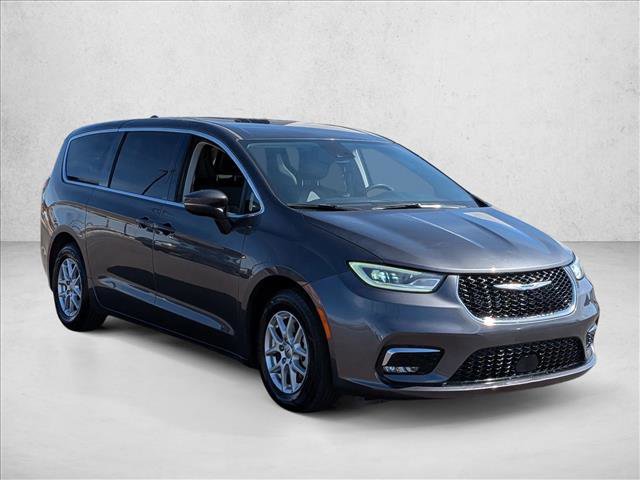 Used 2023 Chrysler Pacifica Touring-L image 3