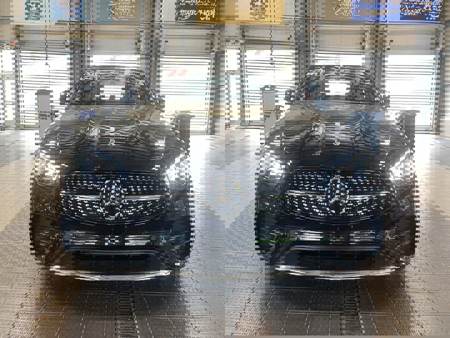 Used 2022 Mercedes-Benz E 350 4MATIC image 2