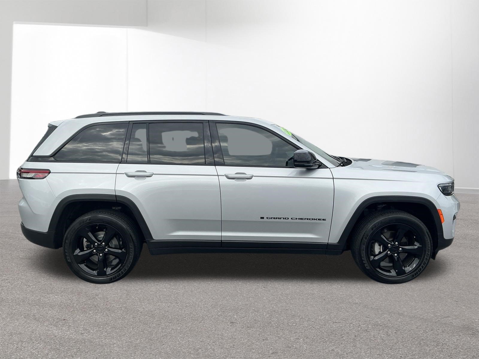 Used 2024 Jeep Grand Cherokee Altitude AWD/4WD image 2
