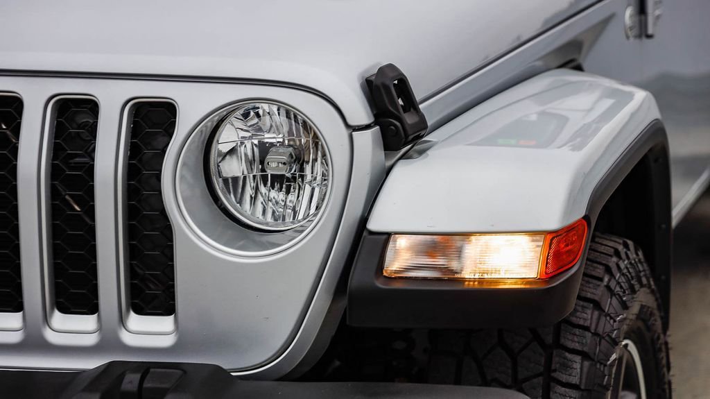 Used 2023 Jeep Gladiator Overland AWD/4WD image 5