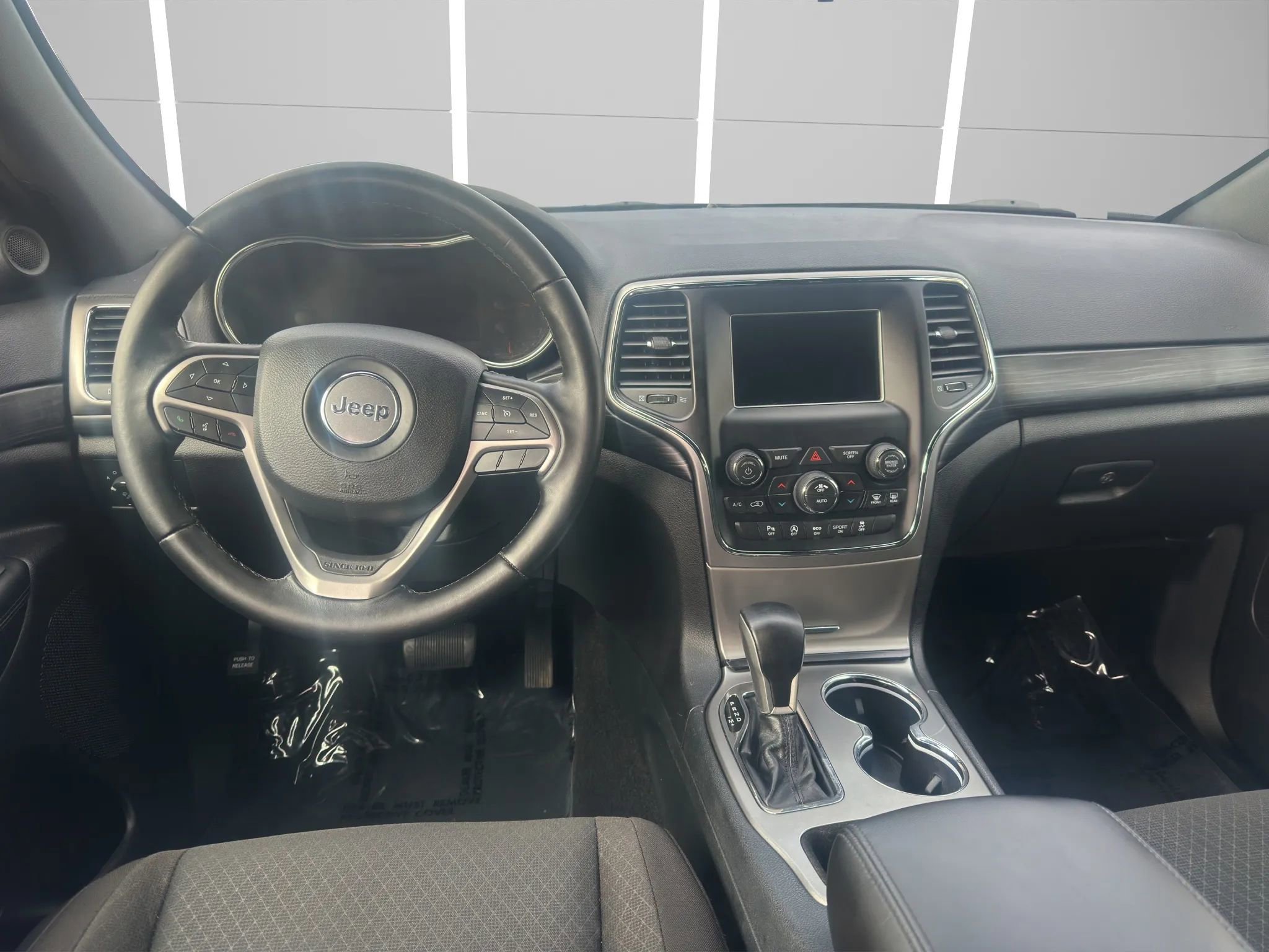 Used 2020 Jeep Grand Cherokee Laredo AWD/4WD image 15