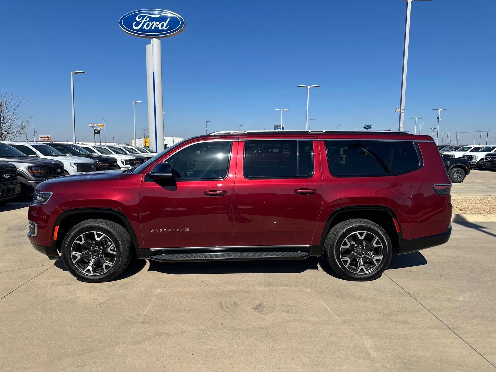 Used 2023 Jeep Wagoneer L Series III w/ Preferred Equipment Group image 2