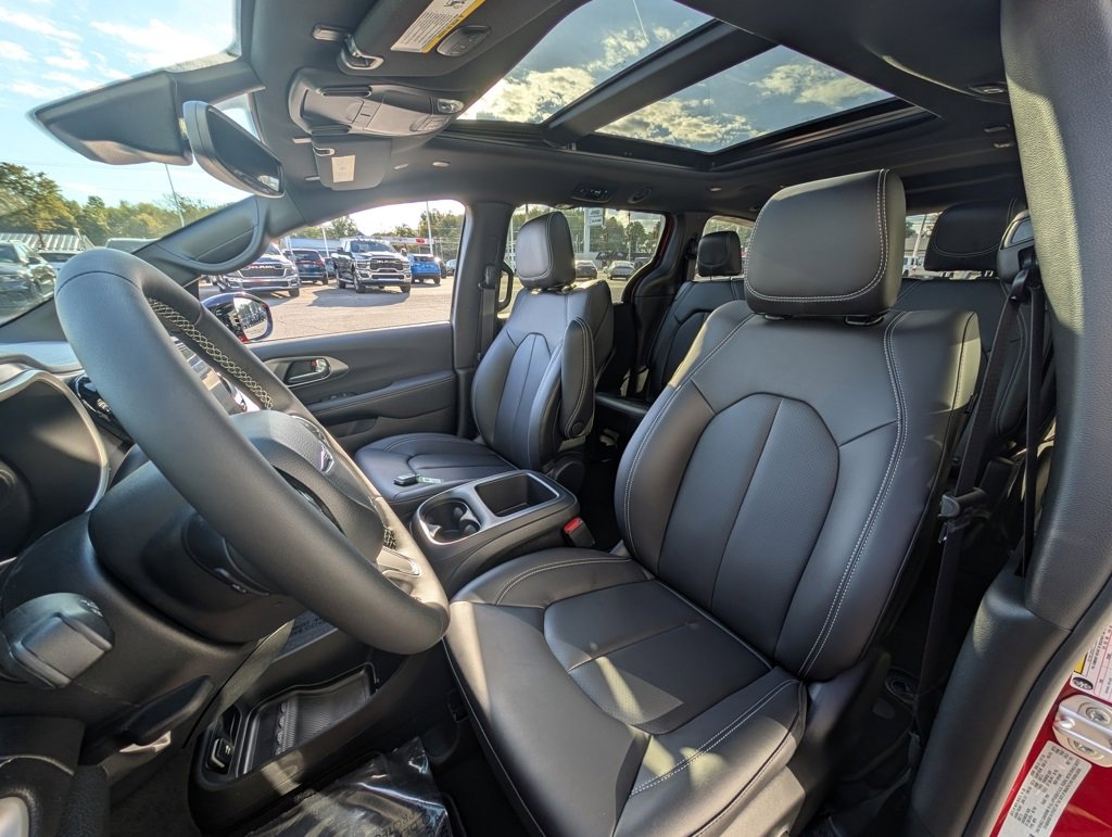 New 2026 Chrysler Pacifica Select image 12