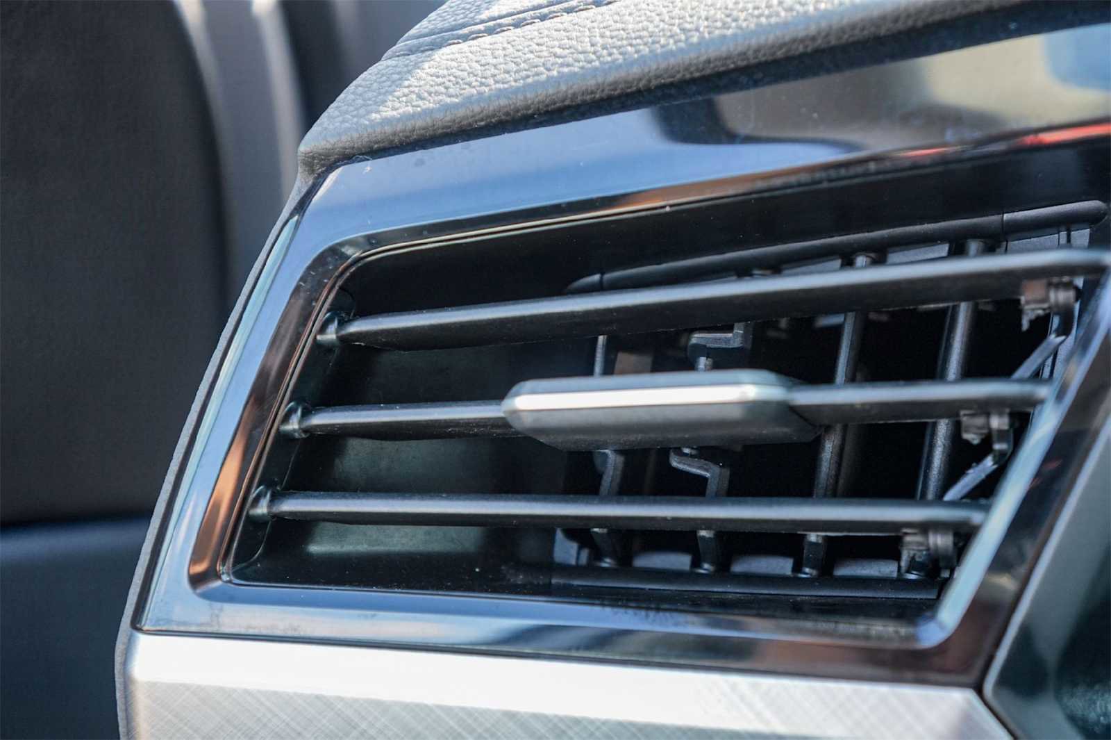 Used 2024 Volkswagen Jetta SE image 28