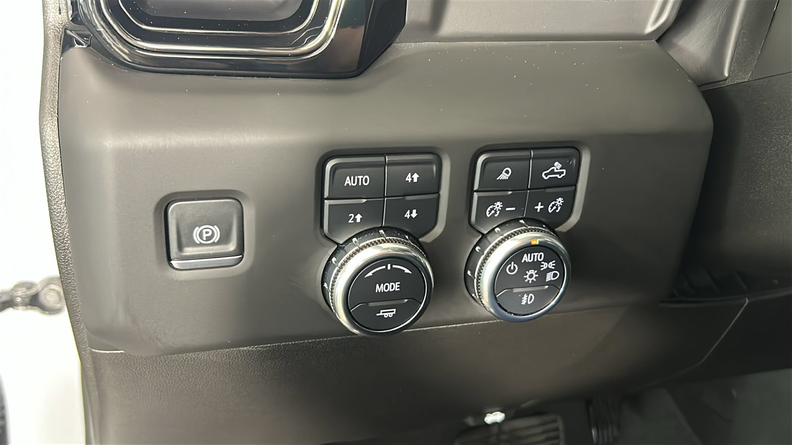 Used 2025 GMC Sierra 1500 AT4 w/ AT4 Preferred Package AWD/4WD image 24