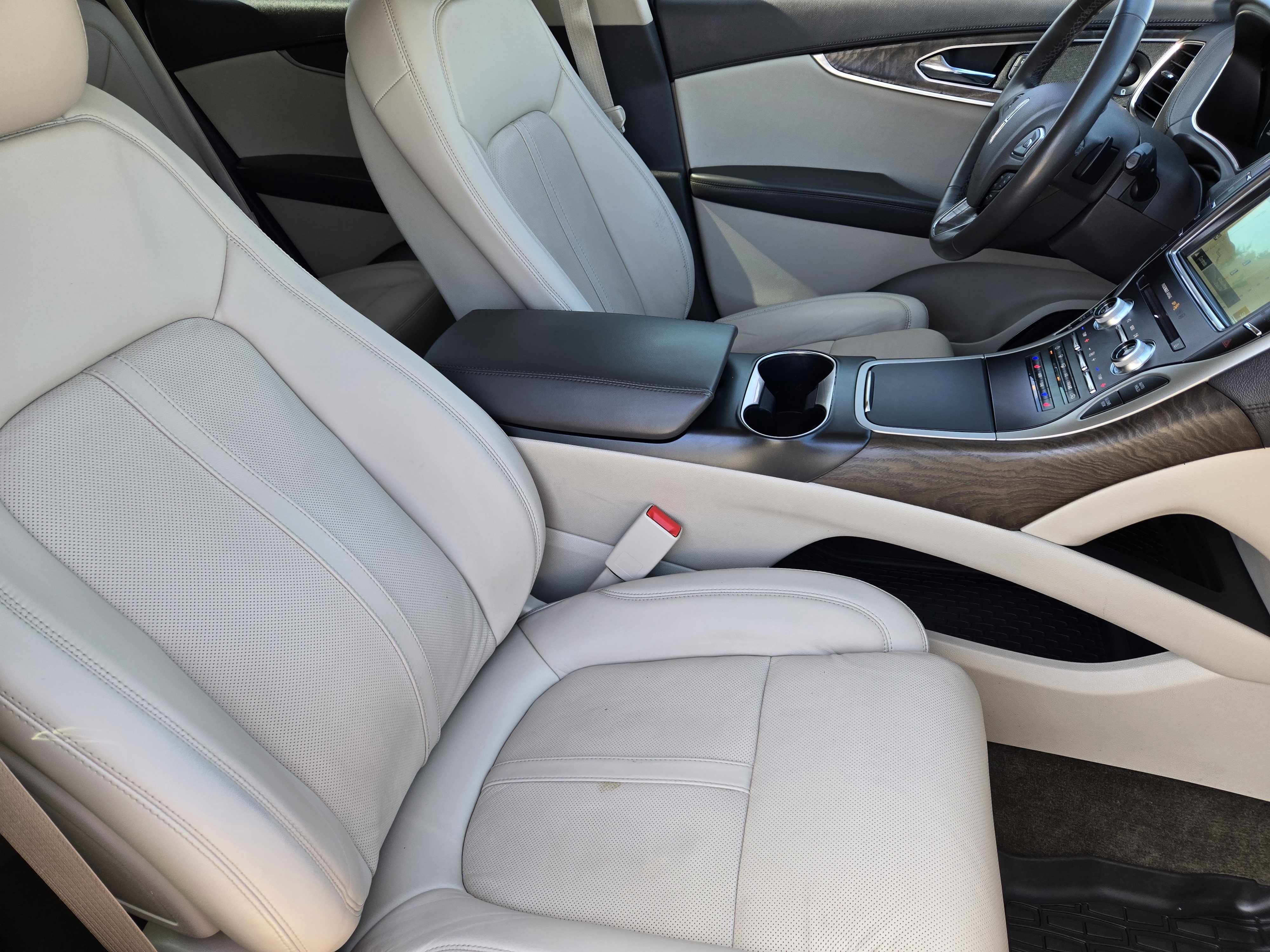 Used 2018 Lincoln MKX Reserve w/ Driver Assistance Package image 19