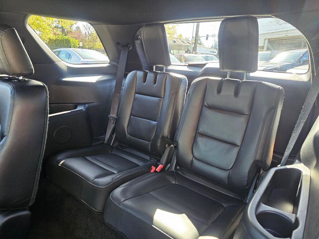 Used 2017 Ford Explorer XLT w/ Equipment Group 202A AWD/4WD image 18
