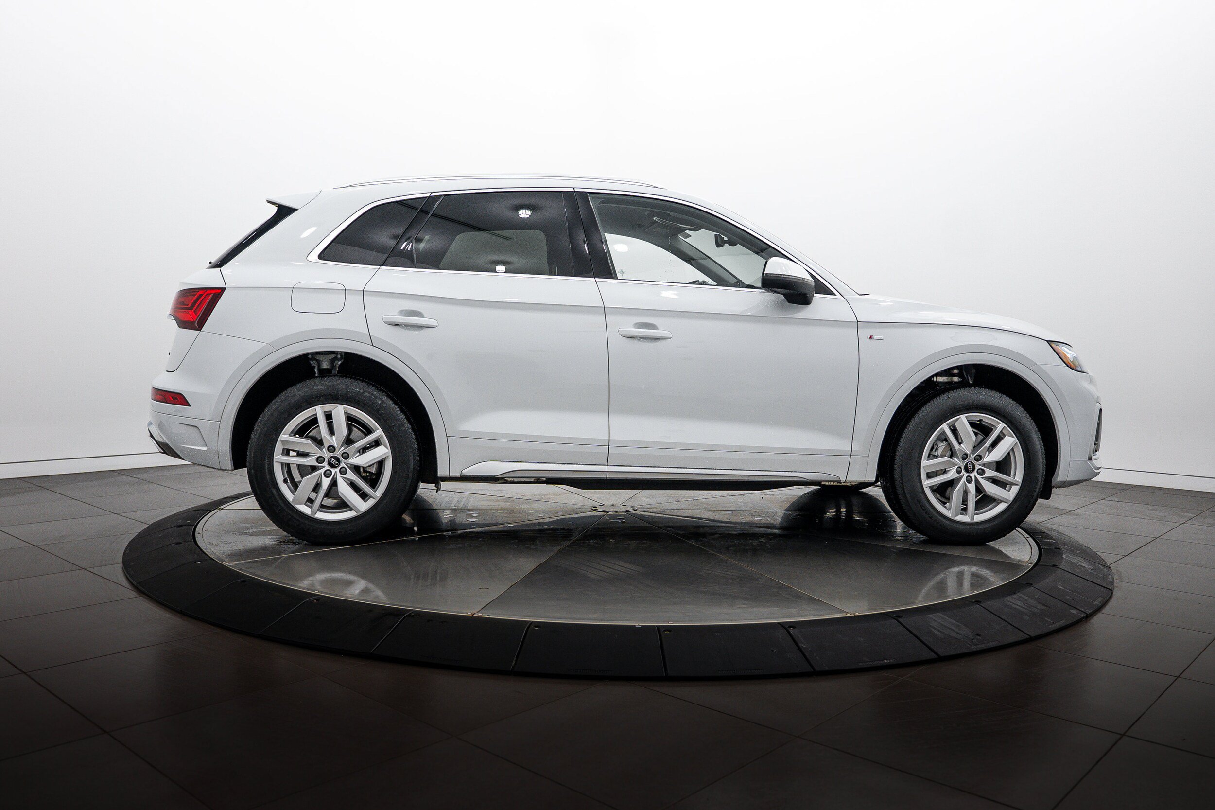 Certified 2023 Audi Q5 2.0T Premium w/ Convenience Package AWD/4WD image 3