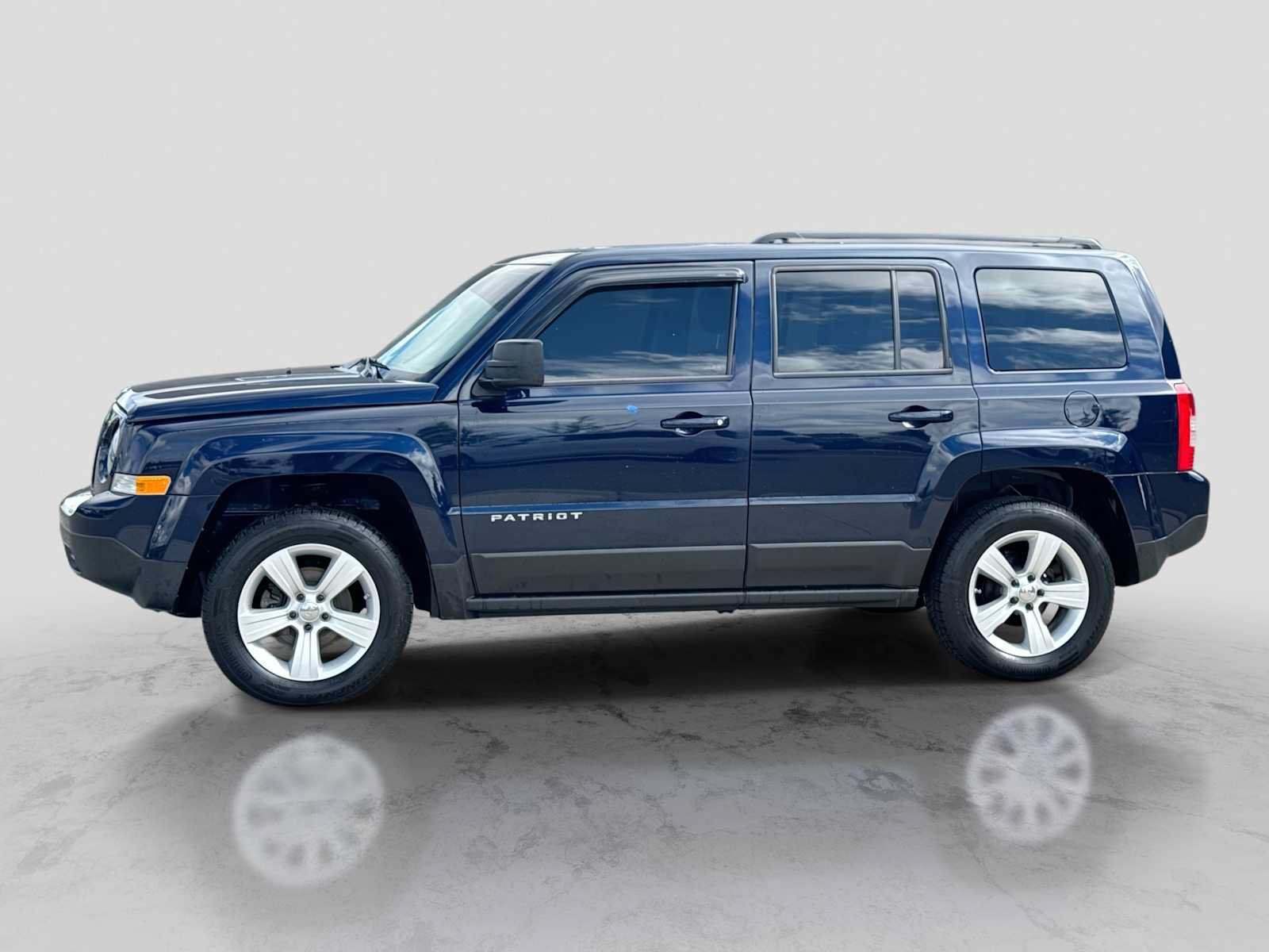 Used 2015 Jeep Patriot Latitude AWD/4WD image 3