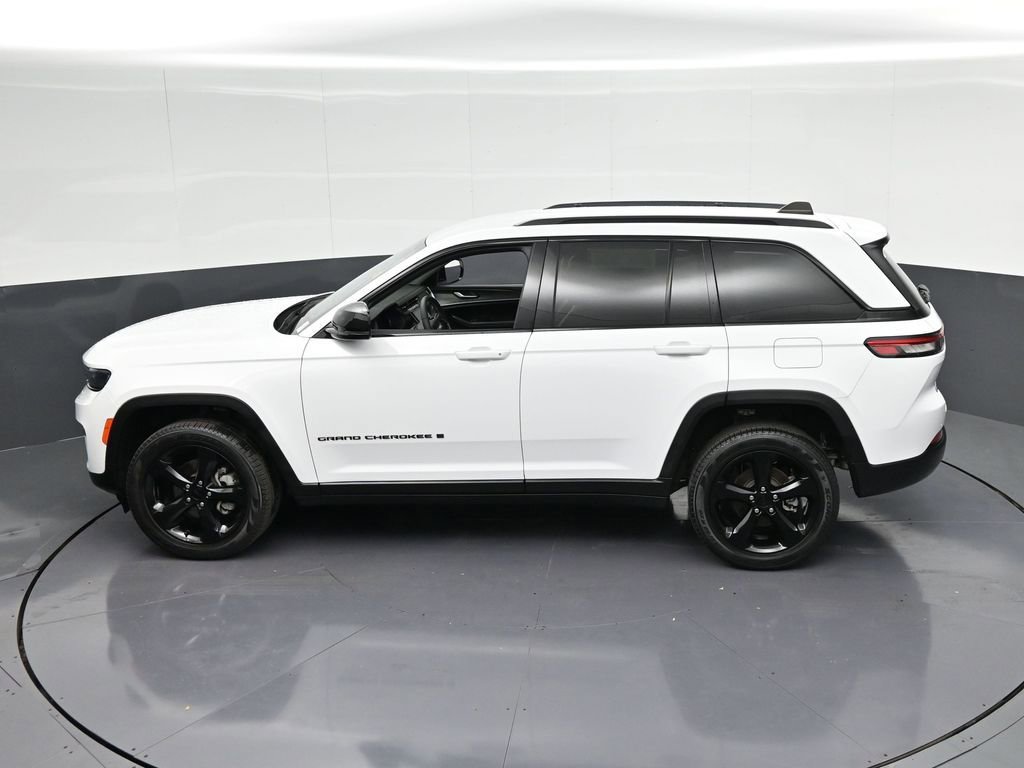 Used 2024 Jeep Grand Cherokee Limited w/ Black Appearance Package AWD/4WD image 31