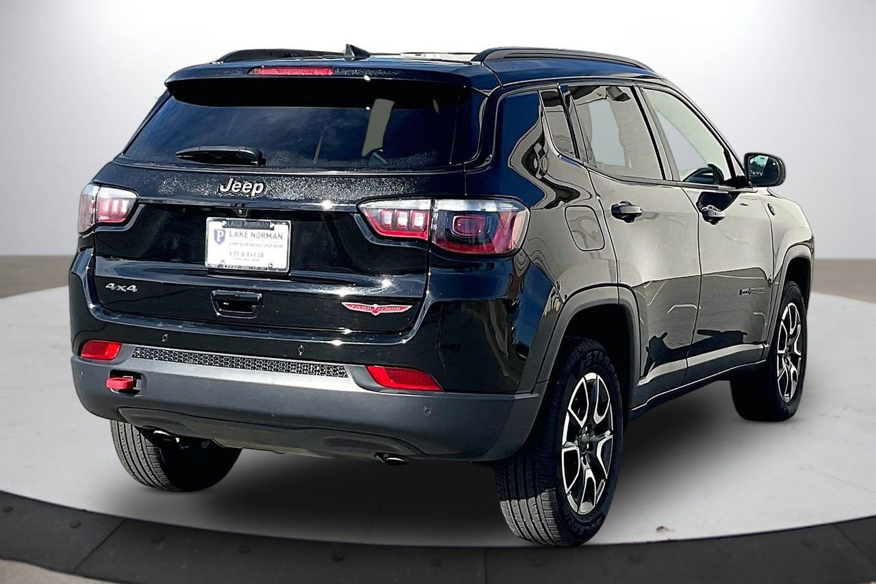 Used 2024 Jeep Compass Trailhawk image 9