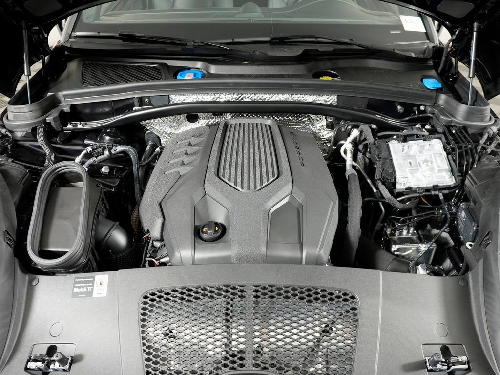 Certified 2026 Porsche Macan AWD/4WD image 38