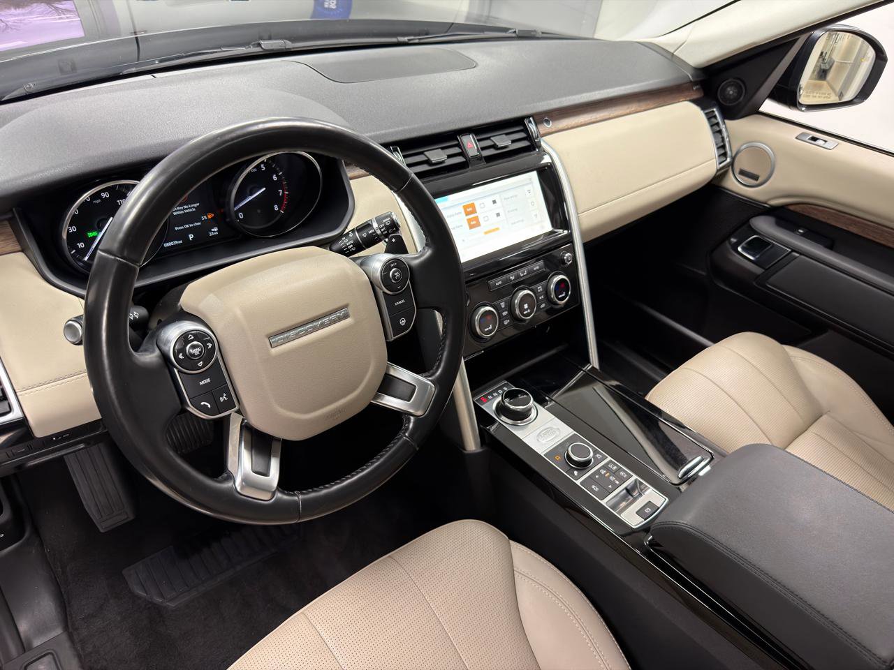 Used 2017 Land Rover Discovery HSE image 28