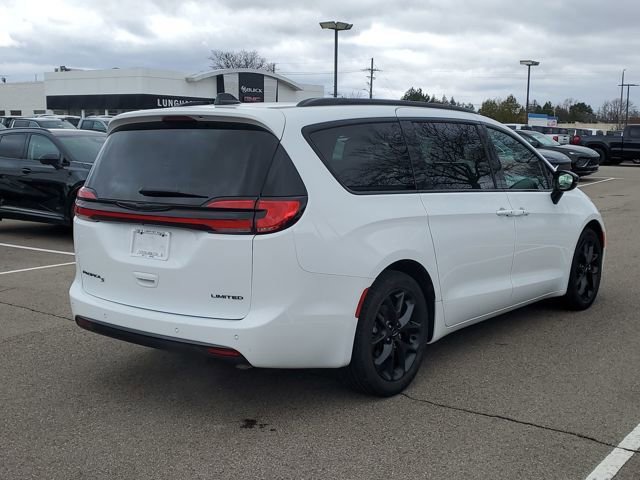 Used 2025 Chrysler Pacifica Limited image 4