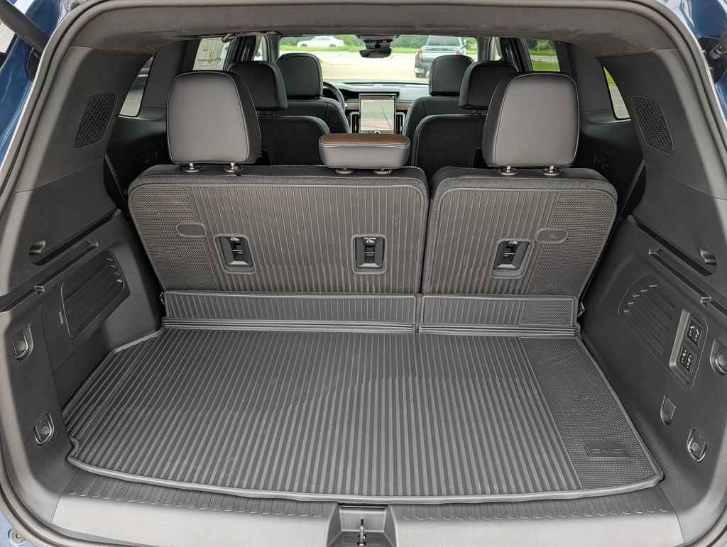 New 2026 GMC Acadia Denali Ultimate w/ LPO, Floor Liner Package AWD/4WD image 28