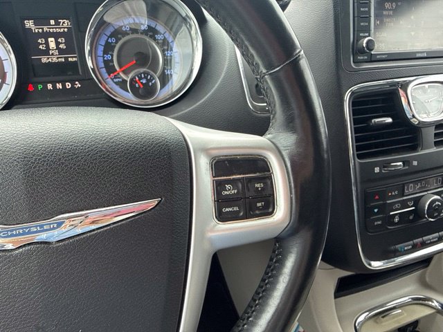 Used 2016 Chrysler Town & Country Touring w/ Driver Convenience Group FWD image 17