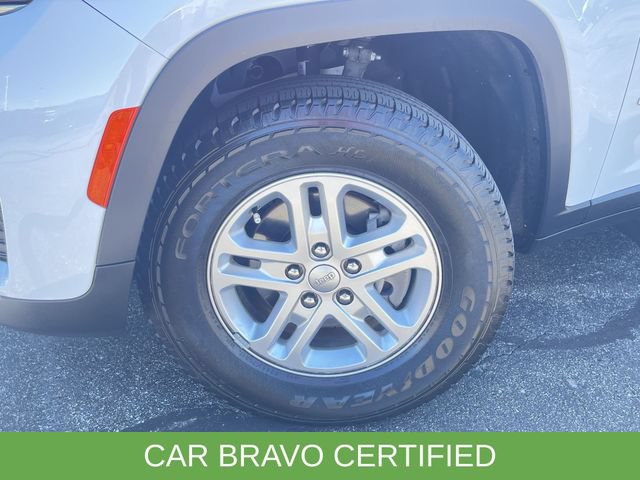 Used 2022 Jeep Grand Cherokee Laredo w/ Luxury Tech Group I AWD/4WD image 32
