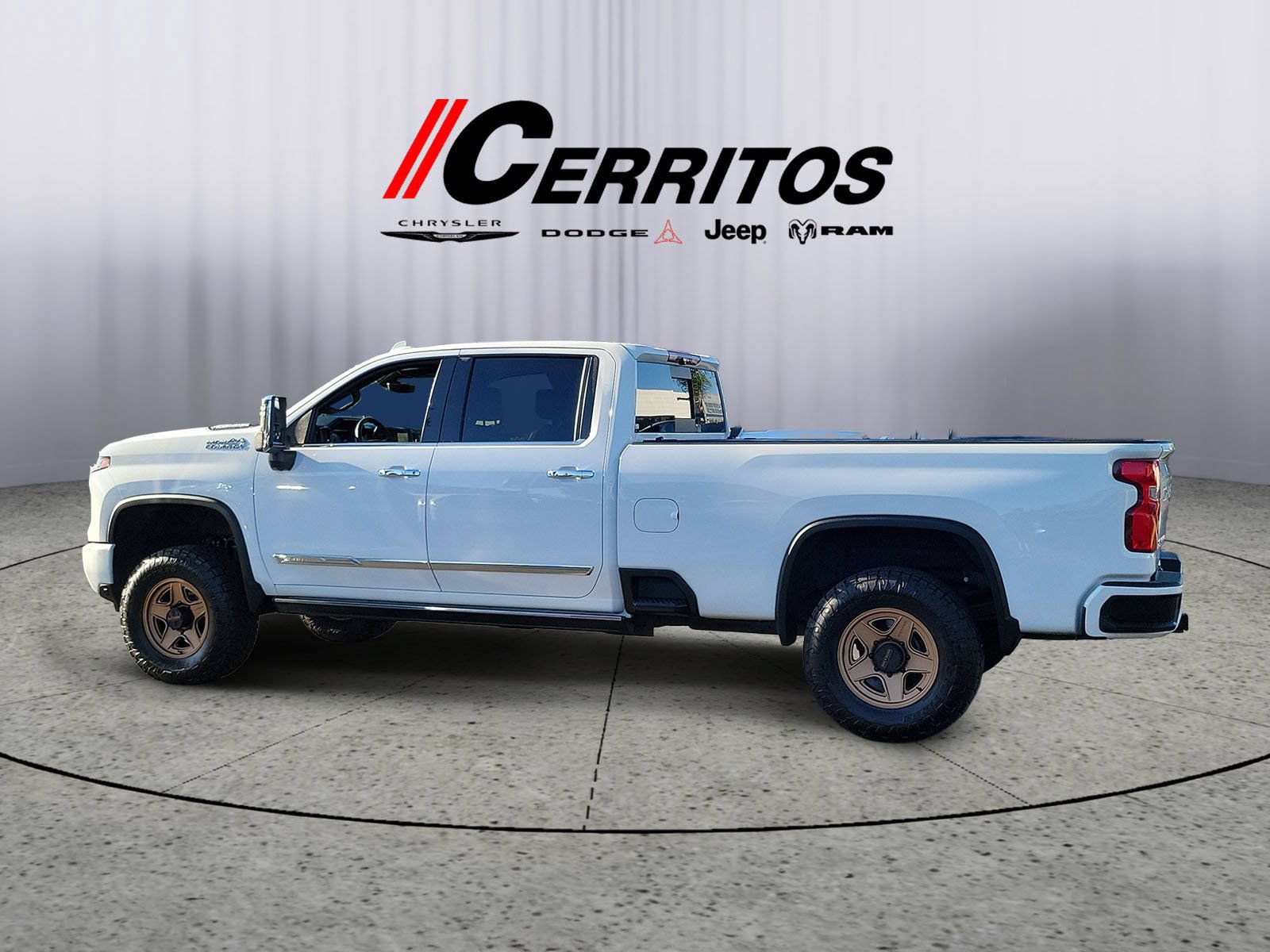 Used 2024 Chevrolet Silverado 2500 High Country w/ High Country Premium Package AWD/4WD image 2