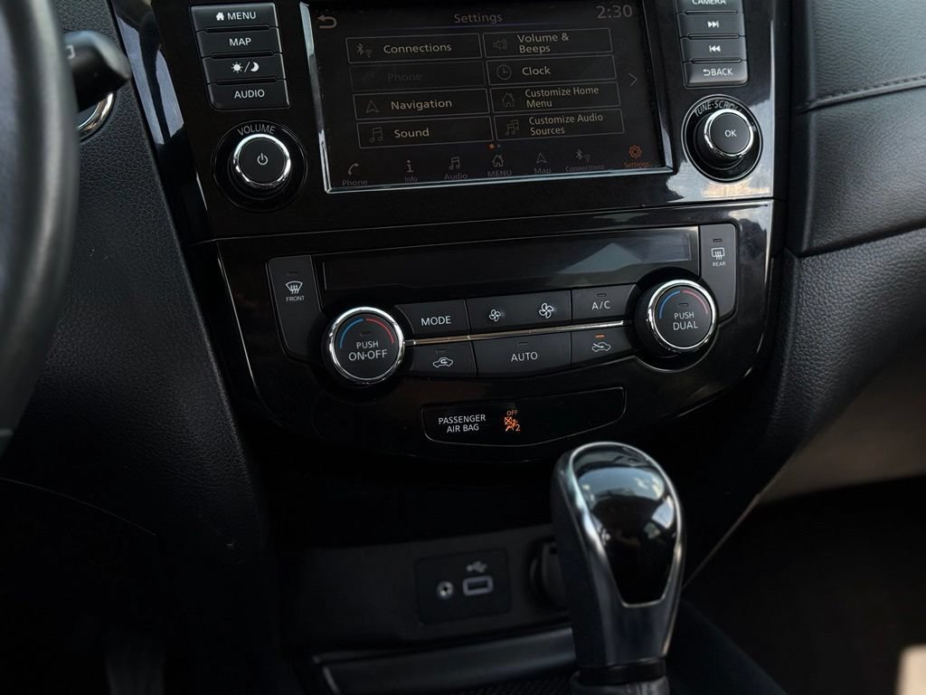 Used 2018 Nissan Rogue SV w/ Premium Package FWD image 19