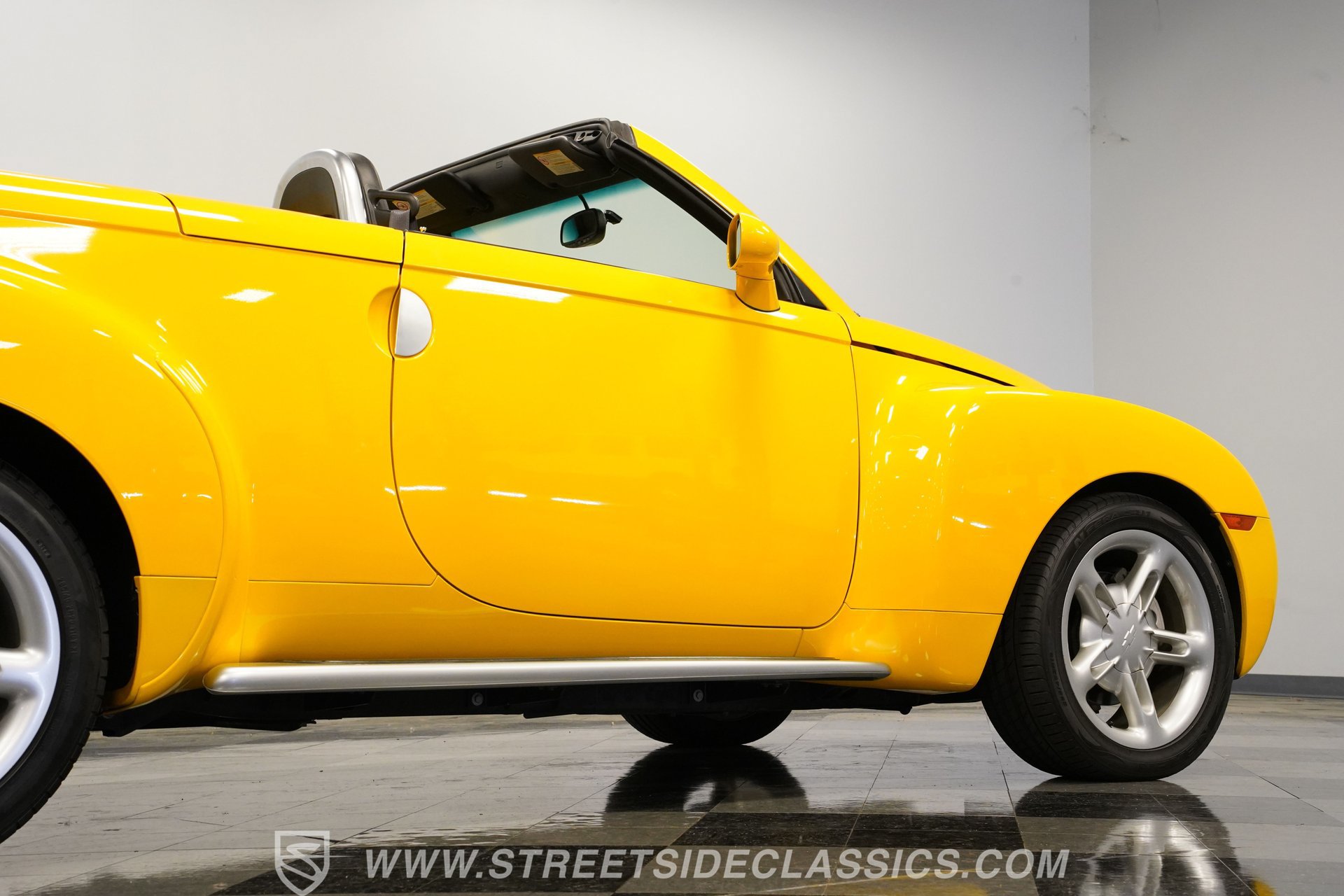 Used 2004 Chevrolet SSR w/ Preferred Equipment Group RWD image 29