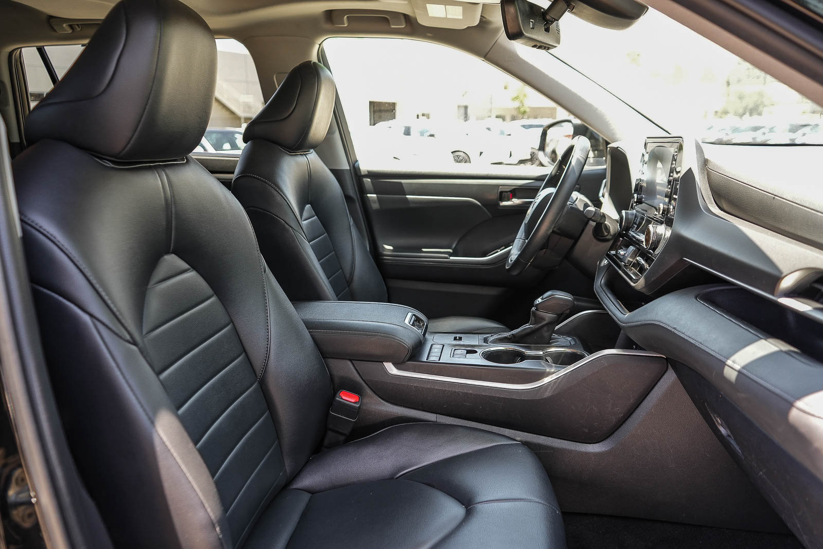 Used 2022 Toyota Highlander XLE FWD image 16