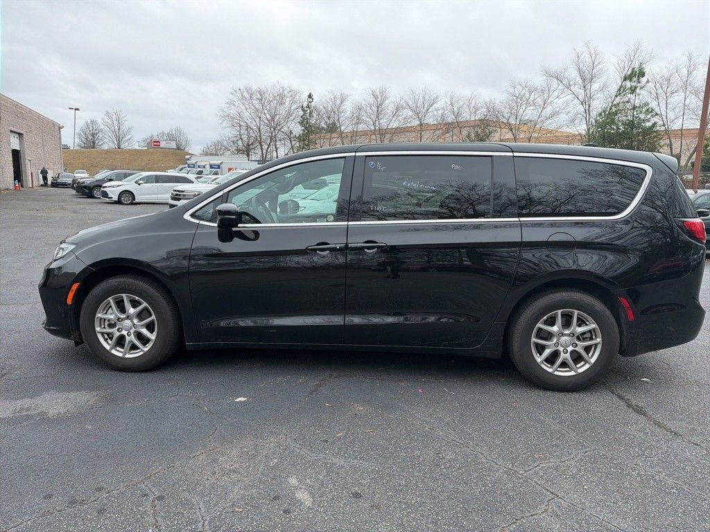 Used 2025 Chrysler Pacifica Select image 4