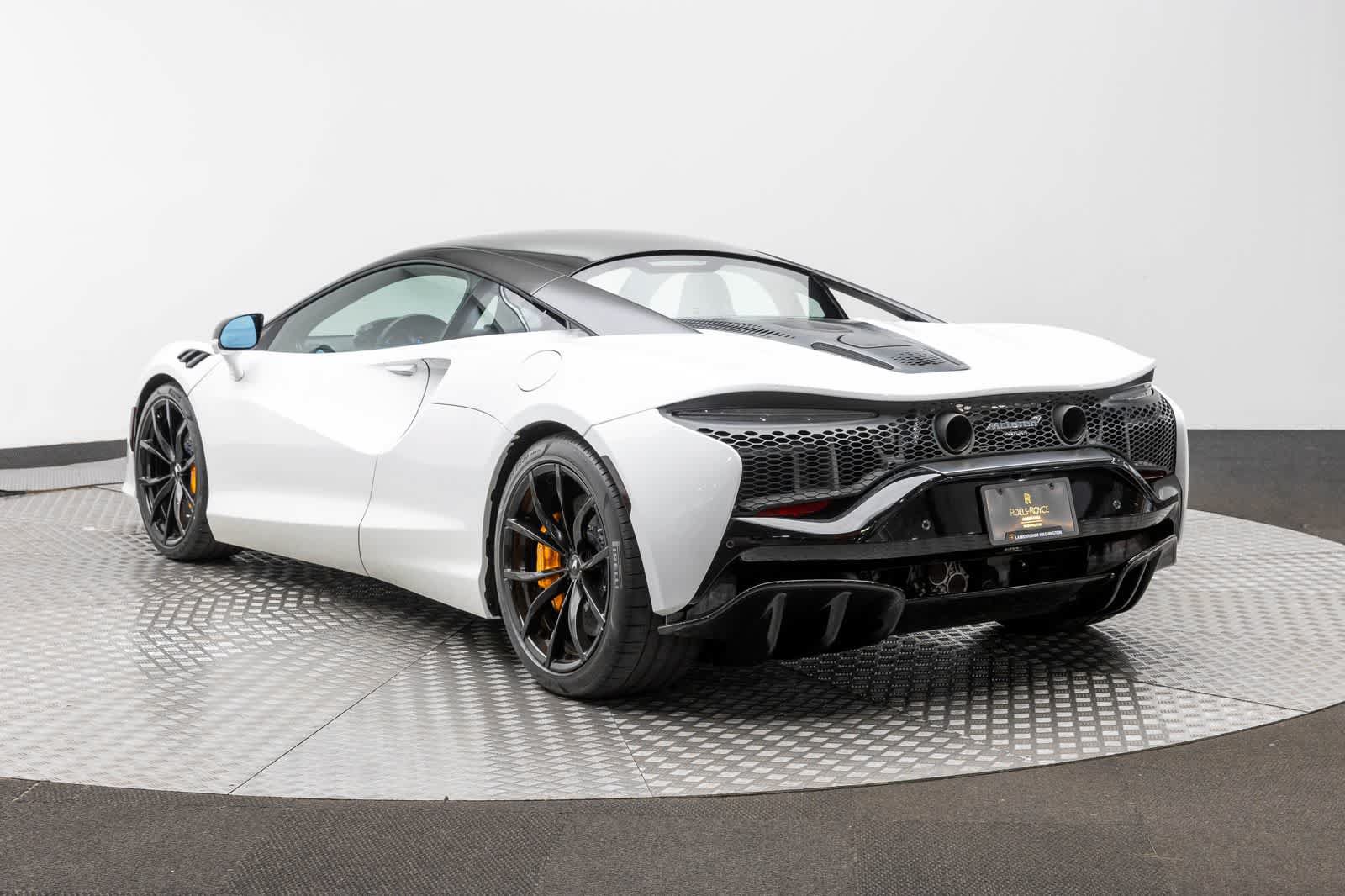 Used 2023 McLaren Artura RWD image 4