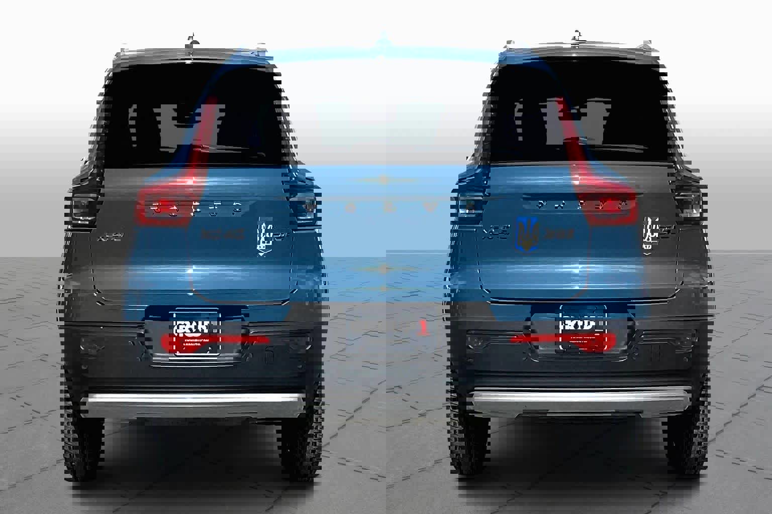 Used 2023 Volvo XC40 B5 Core w/ Convenience Package image 4