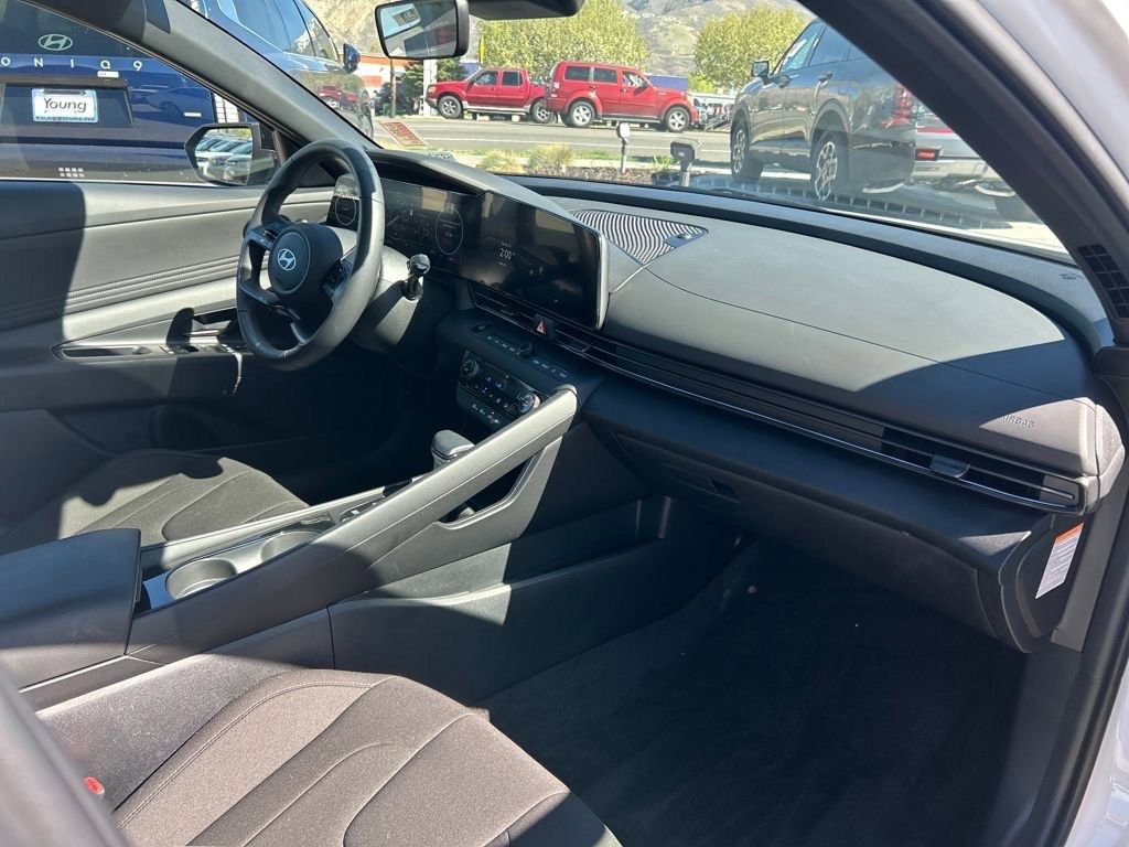 Used 2025 Hyundai Elantra SEL image 11