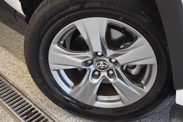 Used 2024 Toyota RAV4 LE AWD/4WD image 28