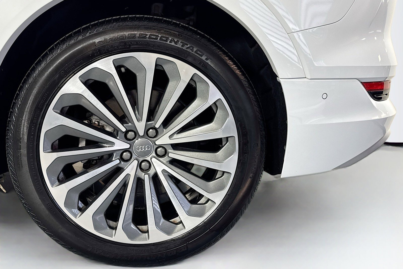 Used 2019 Audi e-tron Prestige w/ Prestige Package image 30