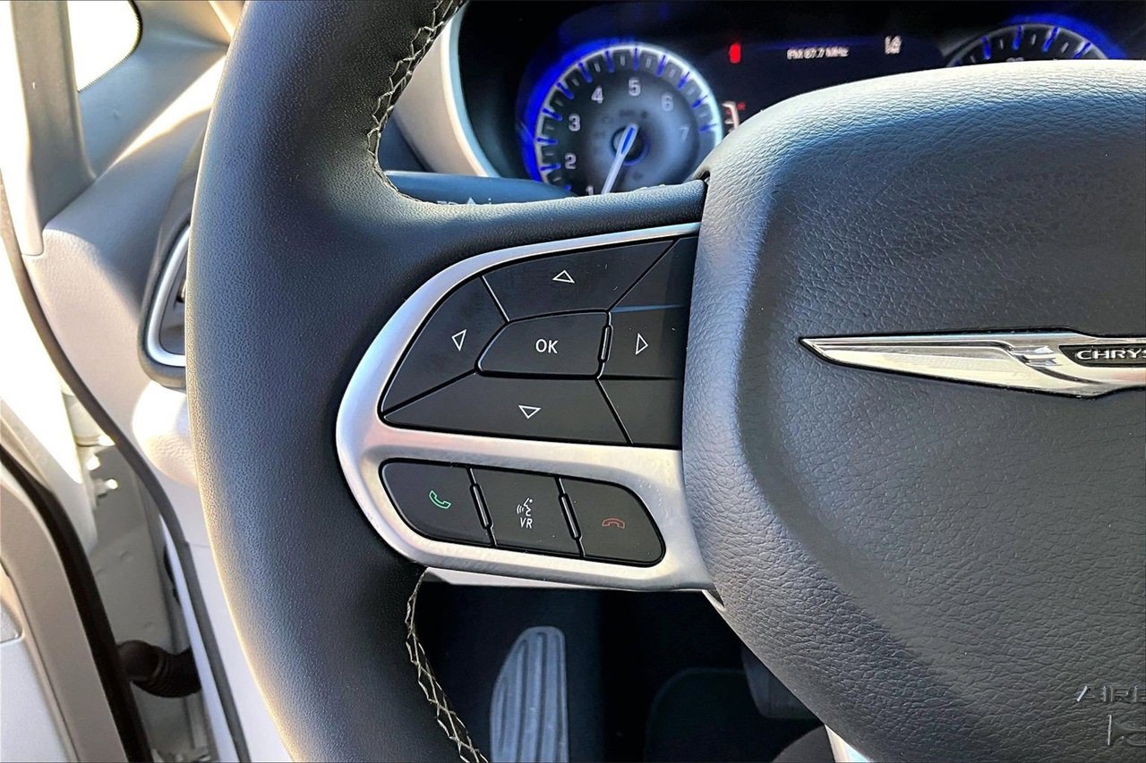 Certified 2024 Chrysler Pacifica Touring-L image 28