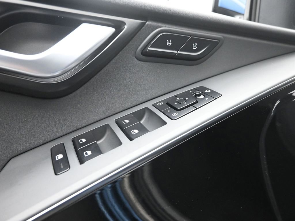 Used 2023 Kia Niro SX Touring image 13