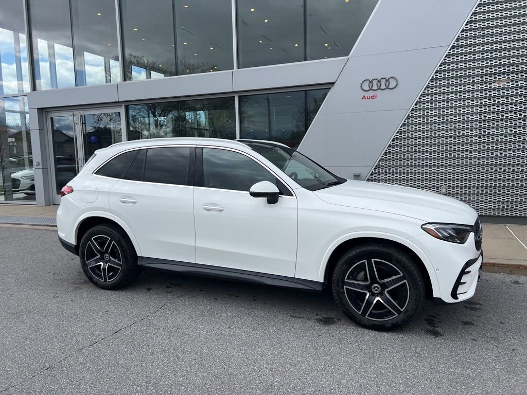 Used 2025 Mercedes-Benz GLC 300 4MATIC image 11