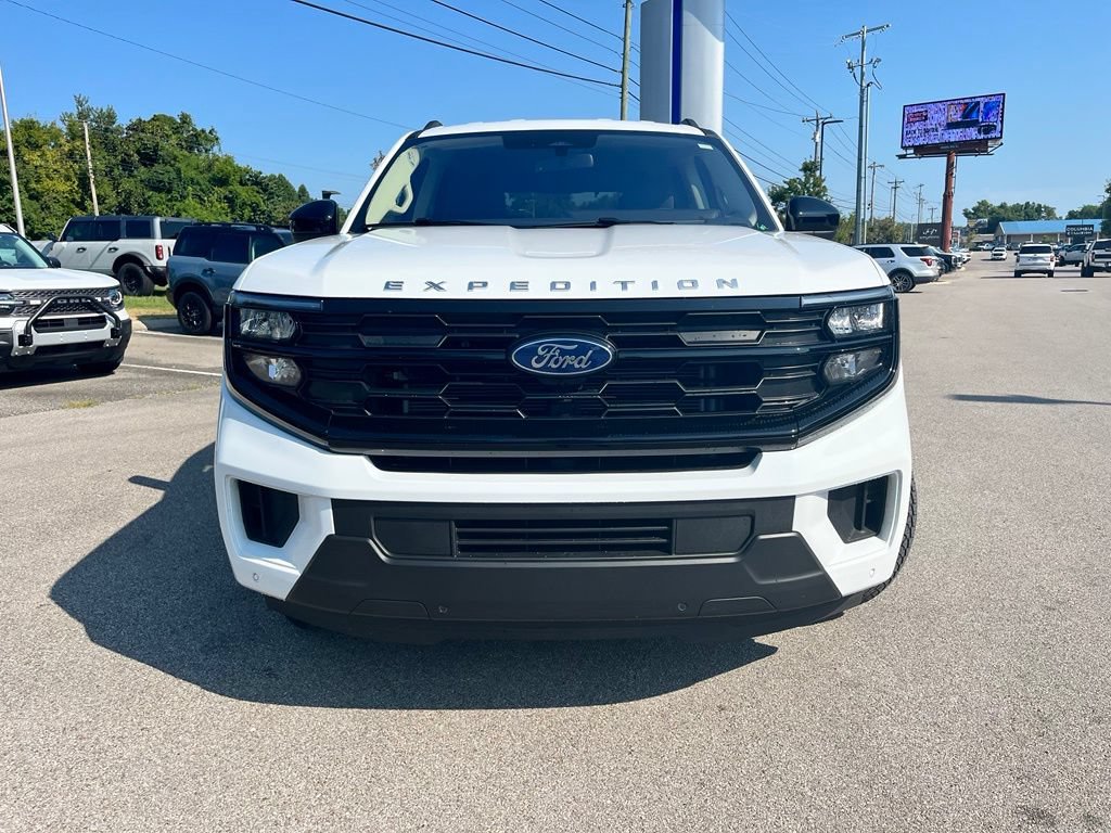Used 2025 Ford Expedition Active RWD image 2